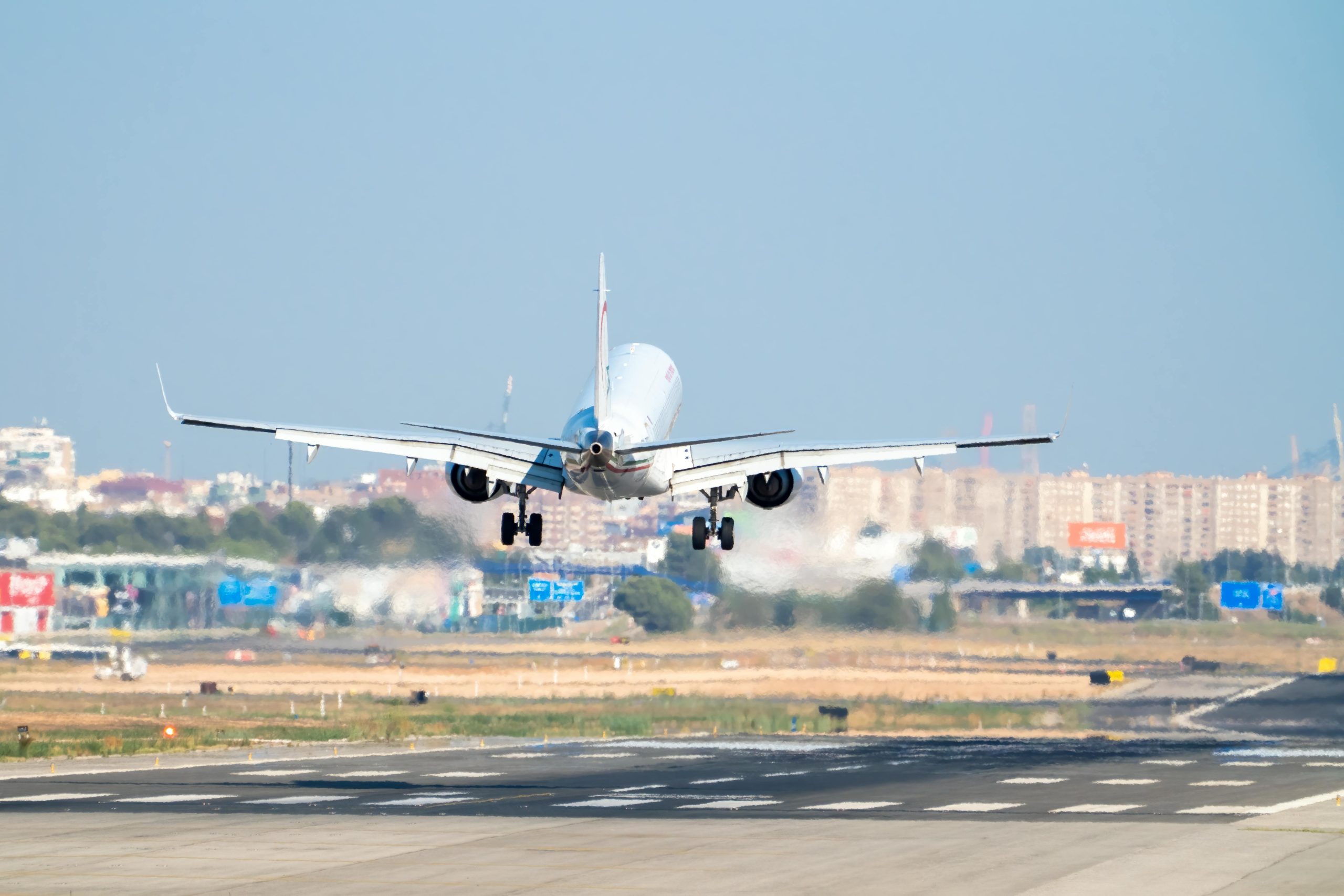 Un avion qui décolle, illustrant l'expertise des Pompes Funèbres Musulmanes Sabile dans le rapatriement de défunt vers leur pays d'origine